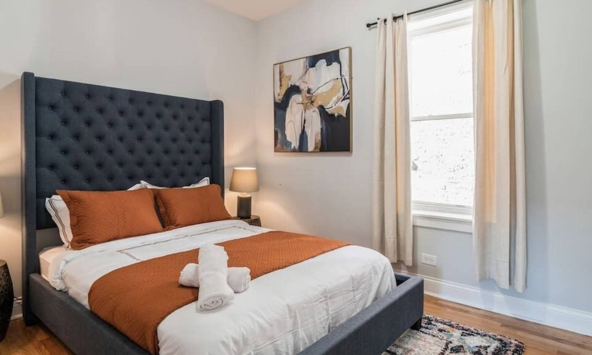 East Garfield Park Apartment | 2 Bed l 5 min from Med District l Free Parking