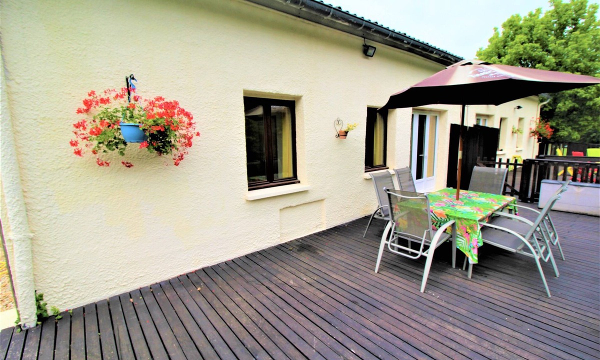 Cercoux House | 2 bed lakeside guest house with parking