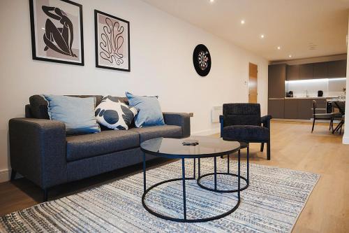 Leeds Apartment | 2 bed Leeds Centre - Private Balcony, Free Parking & Darts
