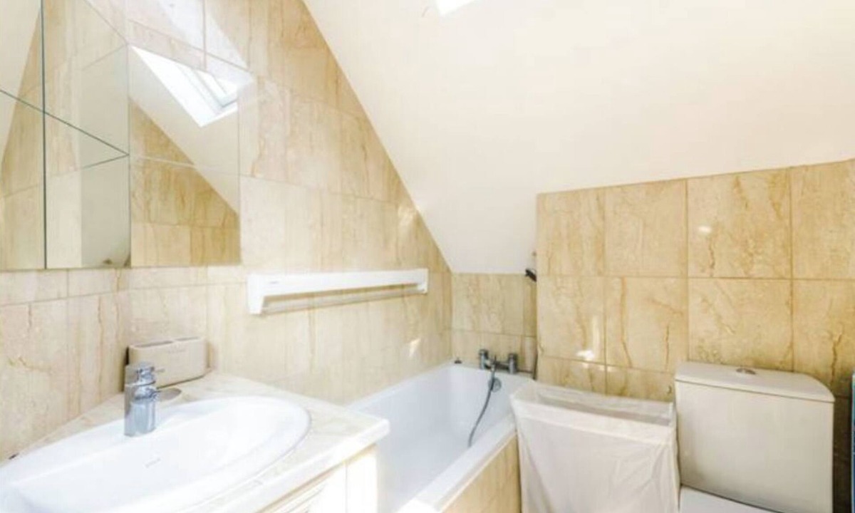 London Borough of Bromley Apartment | 2-Bed Loft Apartment for 5ppl with private parking