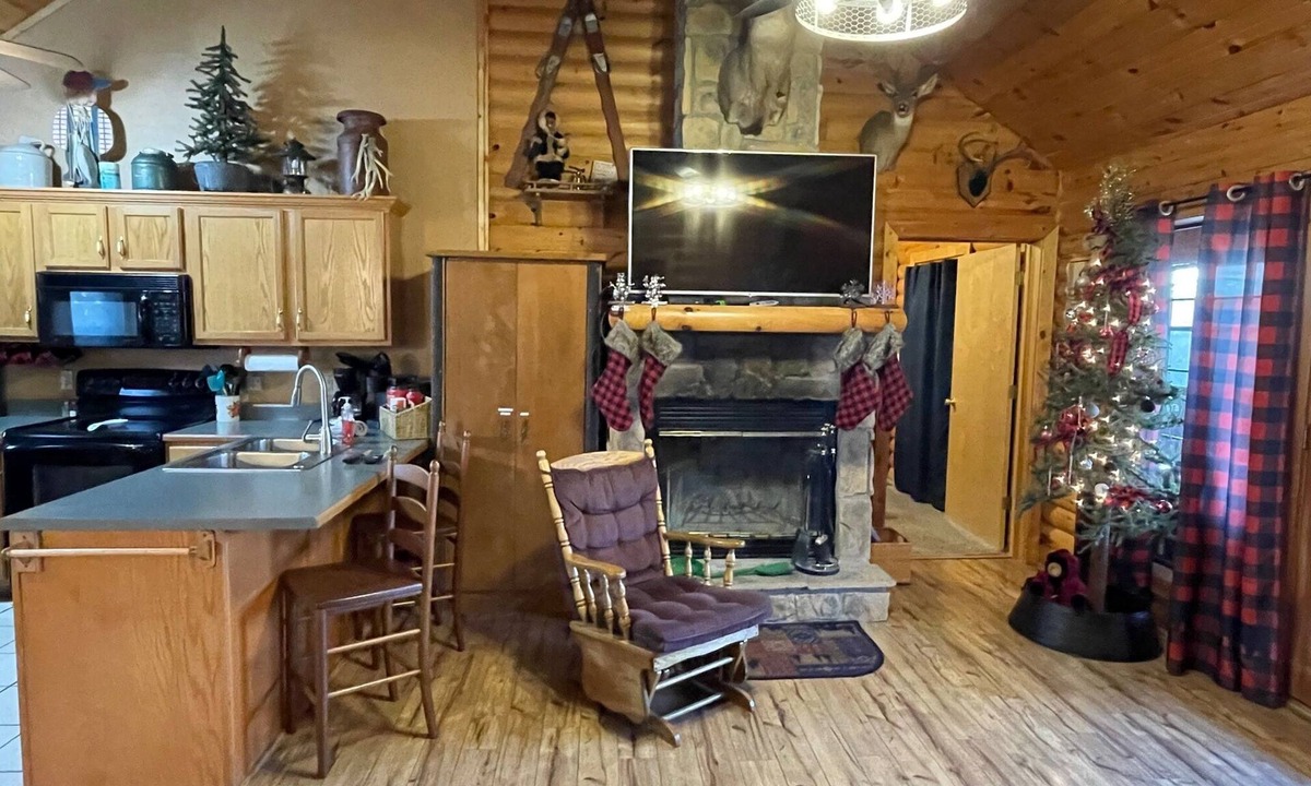 Notch Estates Cabin | 2 bed Log Cabin, w/2 Jacuzzi, 1 mi to SDC, pool, nature trails, private lake
