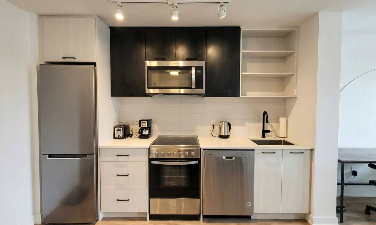 Harwood Condo | 2 Bed Modern Sunny Condo Great Location + Gym!