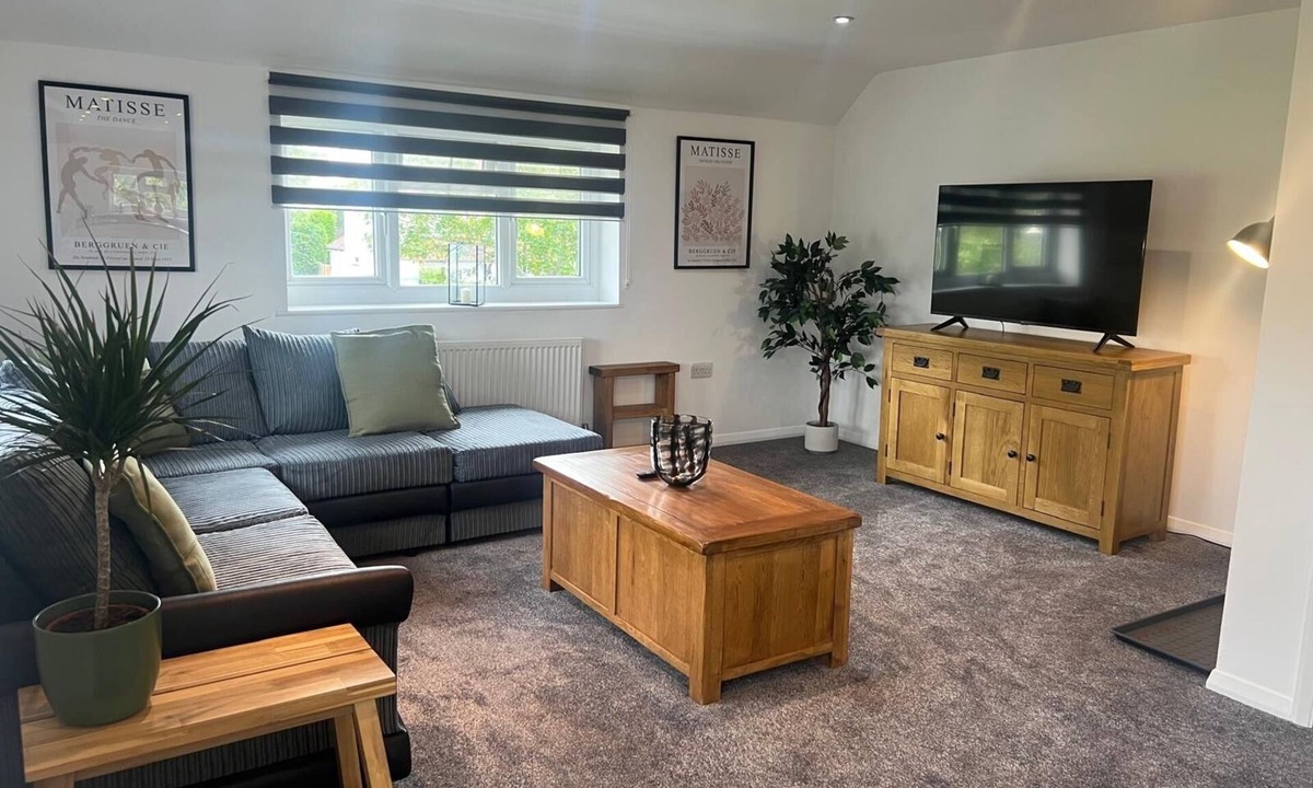 Horley Apartment | 2 Bed Near Gatwick with Parking