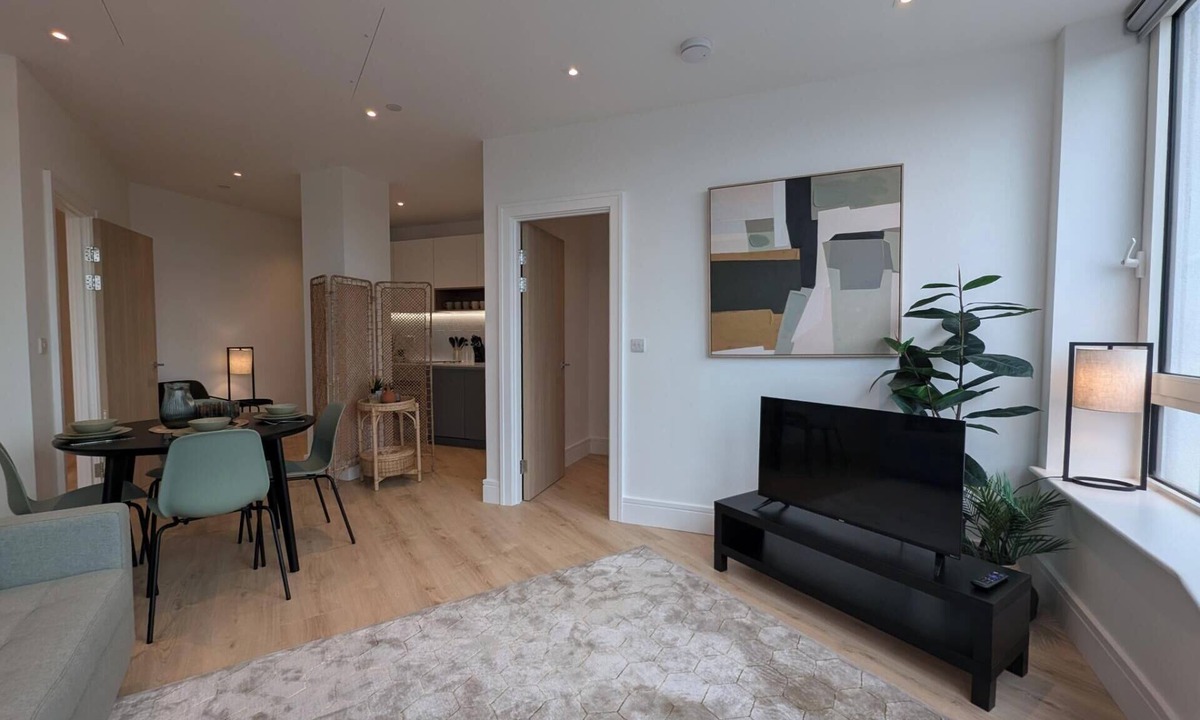 Runnymede Apartment | 2 Bed Penthouse with Skyline Views