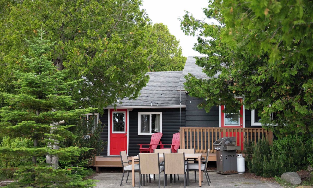 Tobermory Cabin | 2 Bed Renovated Waterfront Cottage | Kayak