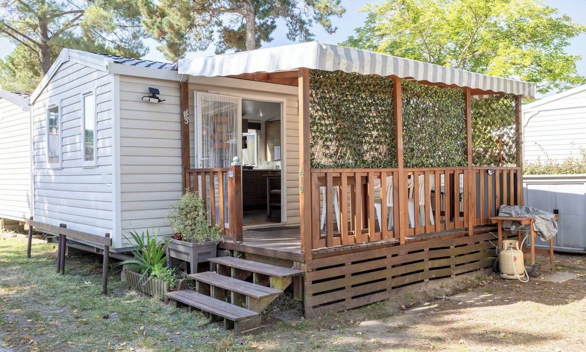 Saint-Jean-de-Monts Cabin | 2 Bed - Sleeps 4 - On-Site Activities - Near Beach