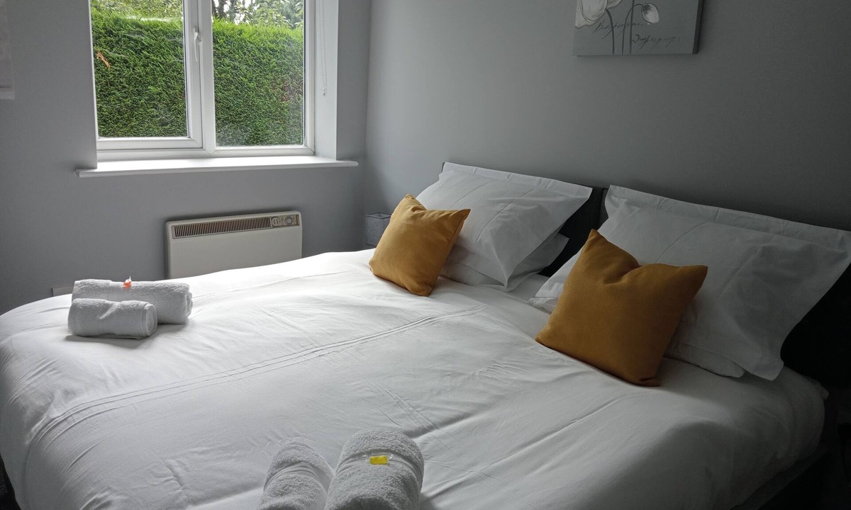 Acomb Apartment | 2 bed-Sleeps 4-Private Garden-Free Parking