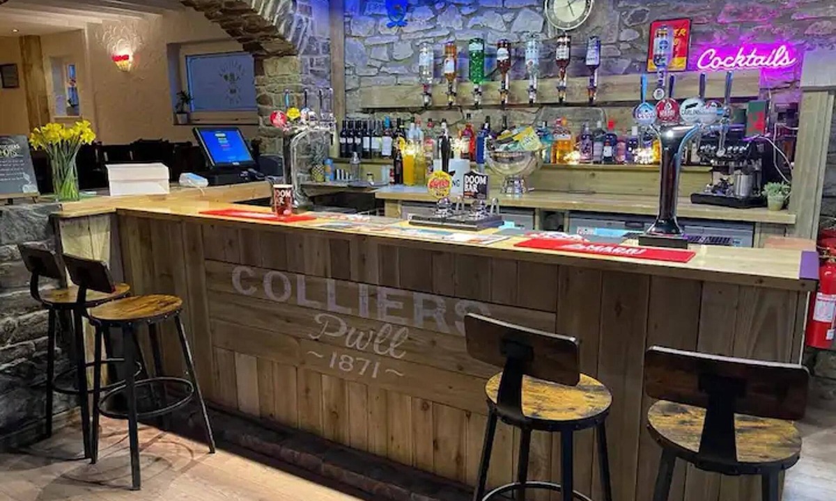 Llanelli Apartment | 2 Bed-sleeps 4-sea View-pet Friendly-parking