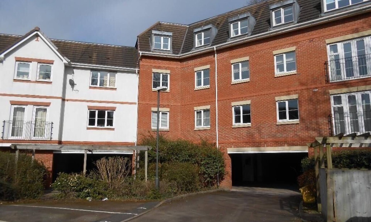 Seisdon Apartment | 2 bed | Sleeps 5 | Free Parking