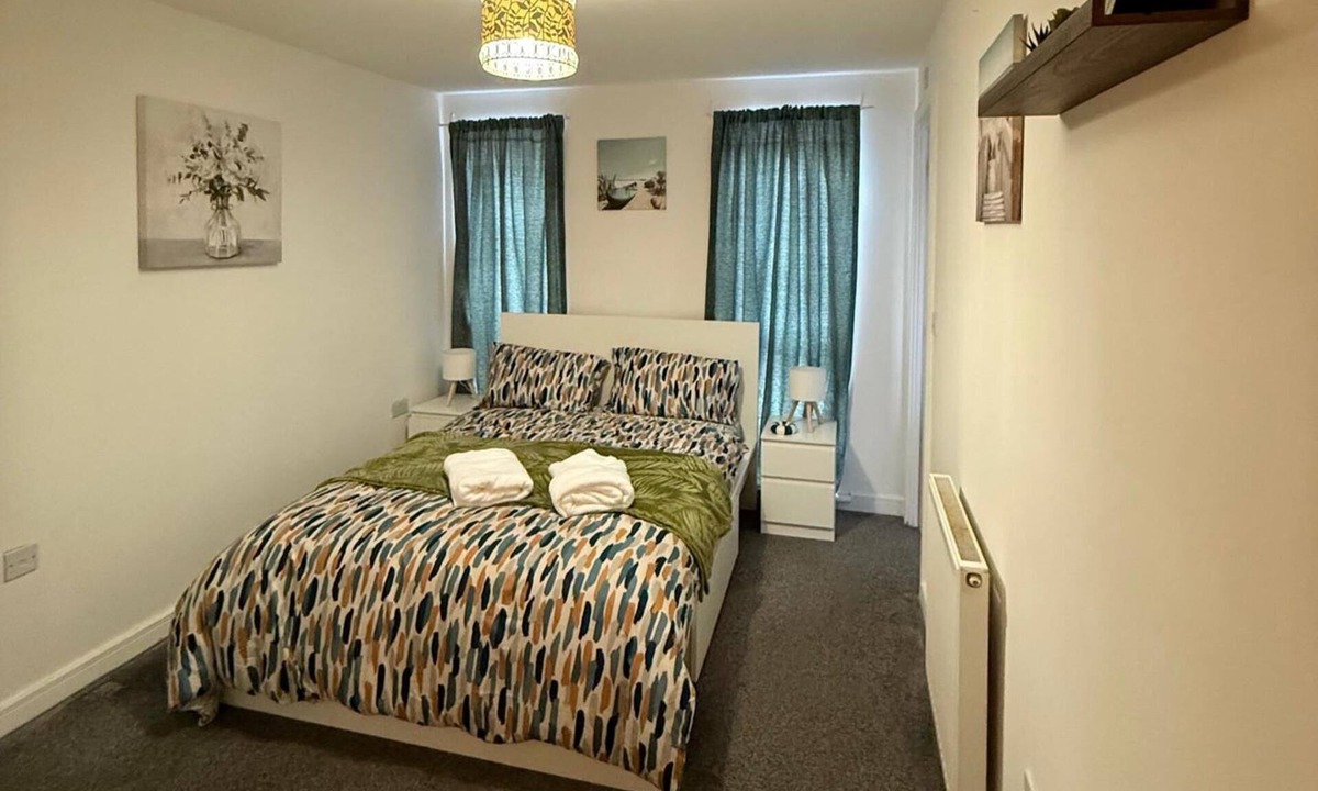 Bracknell Apartment | 2 Bed - Sleeps 6 - Free Parking