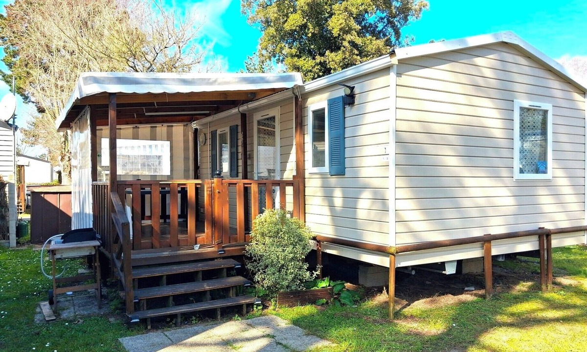 Saint-Jean-de-Monts Cabin | 2 Bed - Sleeps 4 - Free Parking - 5 mins to Beach