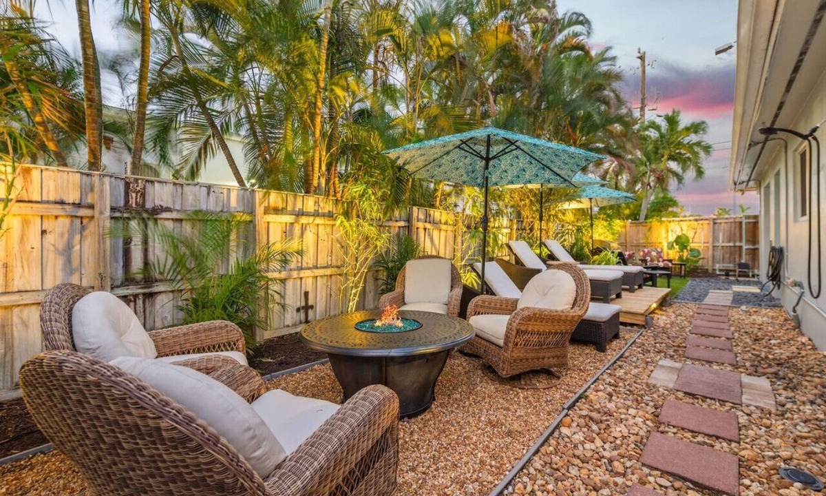 Wilton Manors House | 2 Bed - Steps from Wilton Drive | Fire Pit | BBQ