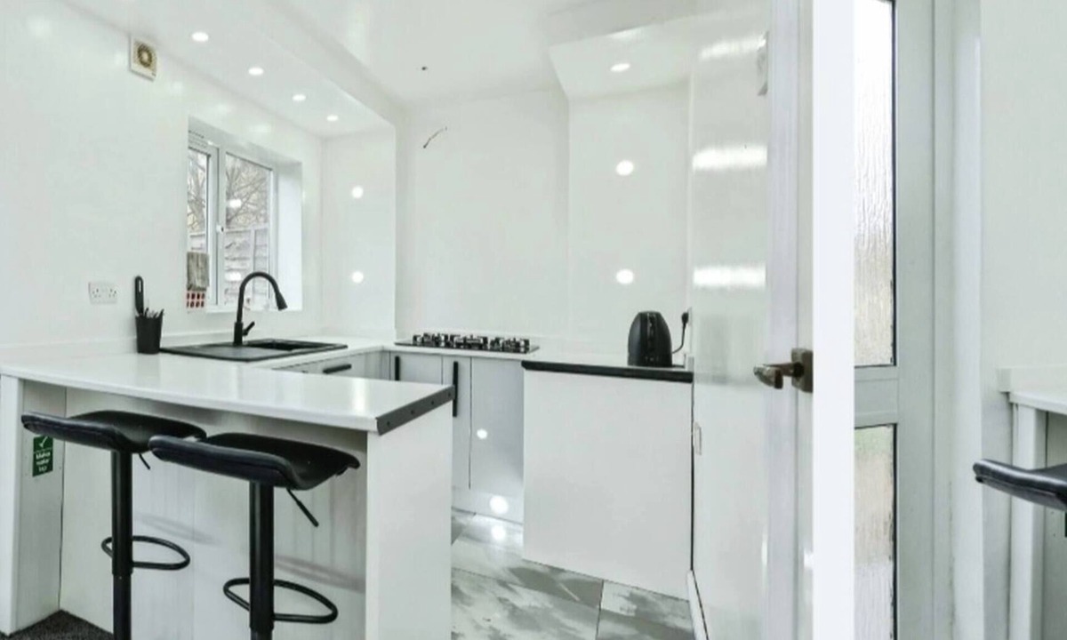 Stonnall House | 2 Bed Terrace House with modern touch