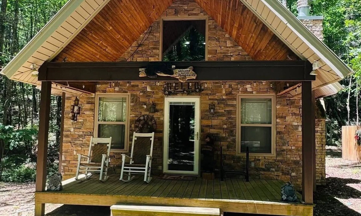 Ellijay Cabin | 2 bedroom 1 bathroom located in Cohutta wilderness area. On Holly Creek