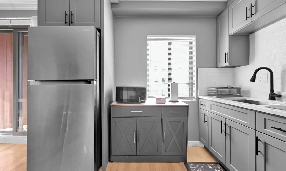 East Boston Condo | 2-bedroom, 1 sofa bed next to Airport Subway, Refurbished, 1 stop to downtown