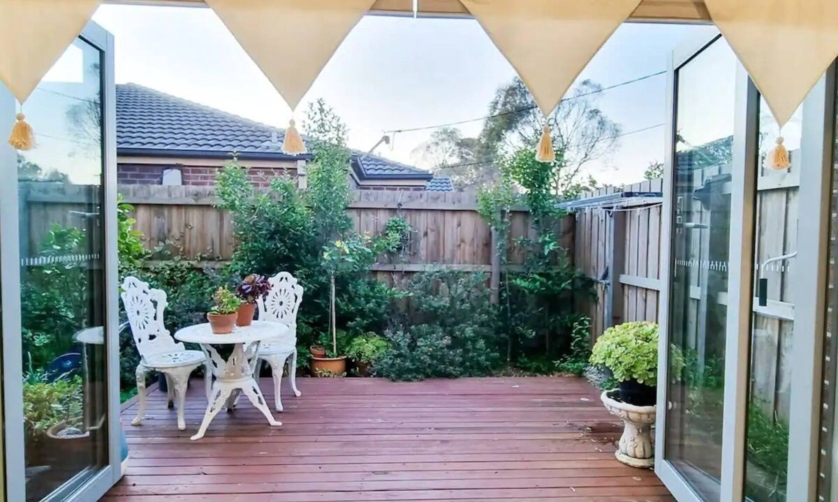 Heidelberg Heights House | 2 bedroom & 2 bathroom comfortable townhouse