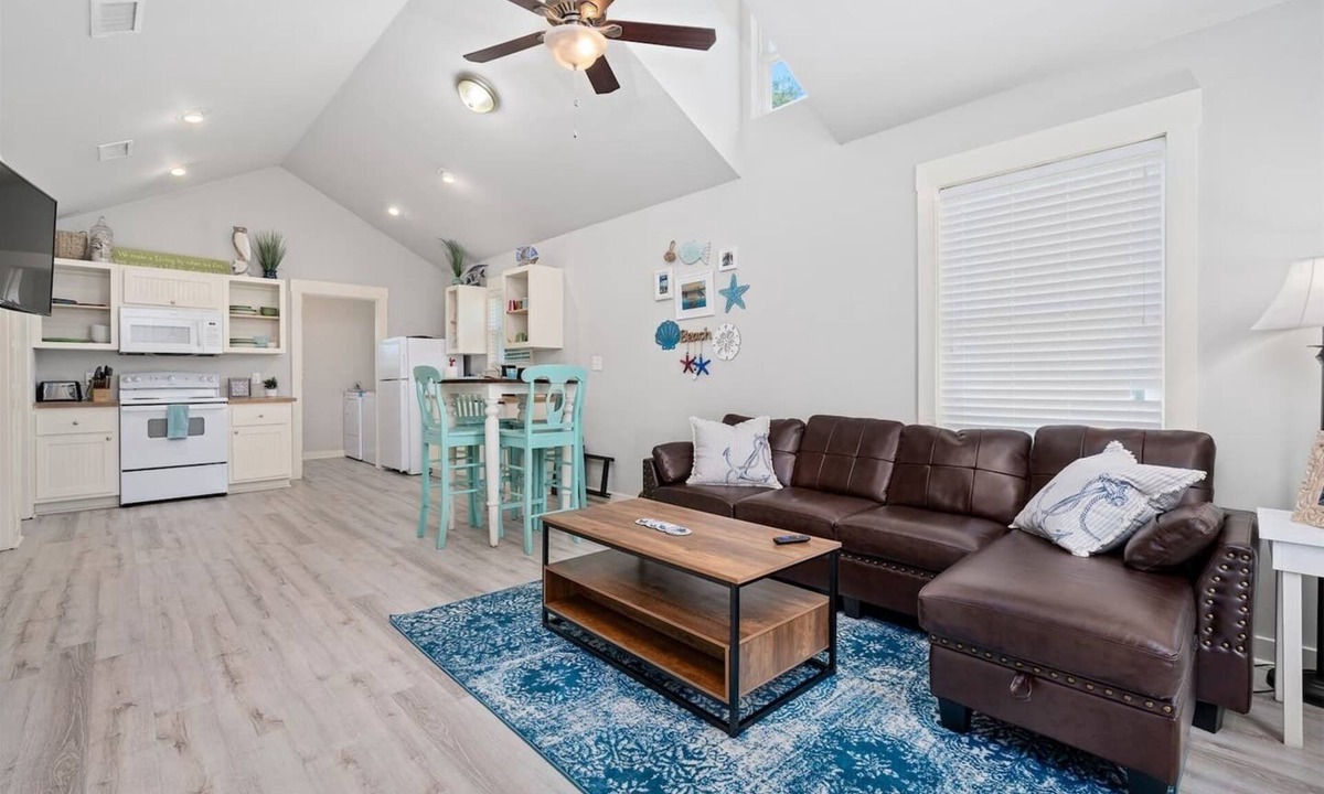 Rockport Cottage | 2 bedroom 2 bath cottage sleeps 6! Community Pool