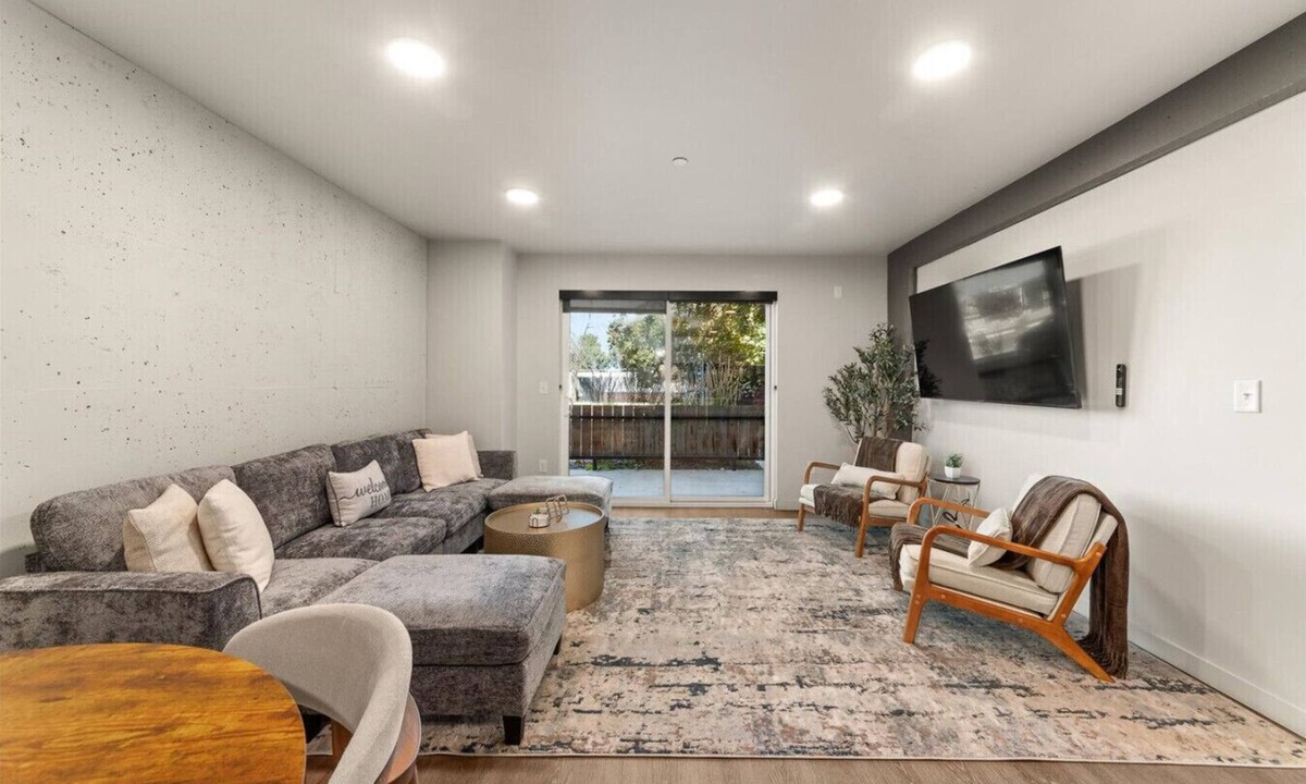 Cliff - Cannon Apartment | 2 Bedroom 2 Bath Downtown