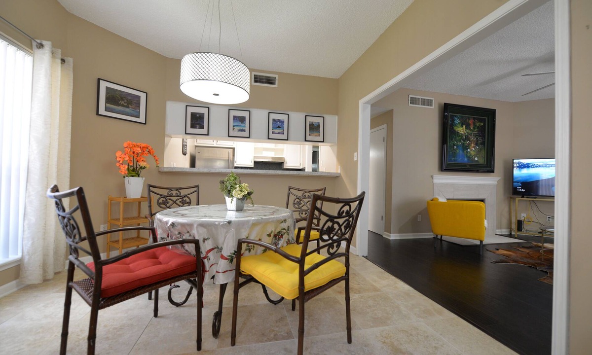 Westchase House | 2 Bedroom 2-bathroom townhome & yard