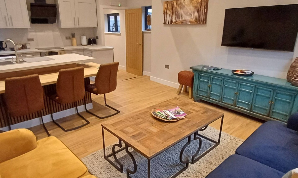 Ely Apartment | 2 Bedroom 2 ensuites, lounge and Kitchen