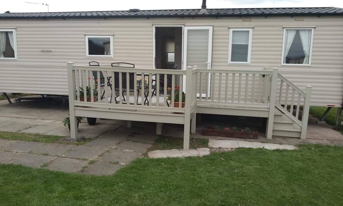 St George Cabin | 2 bedroom 6 berth caravan with decking