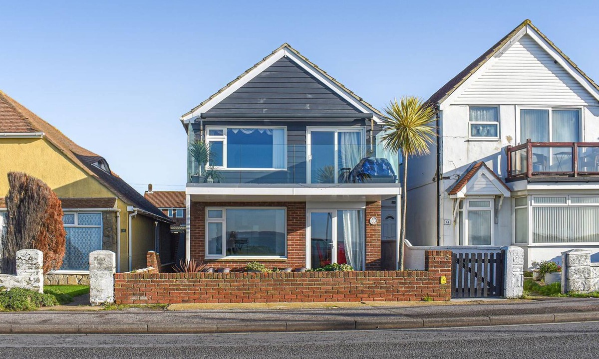 Lee-on-the-Solent Cottage | 2 bedroom accommodation in Lee-On-The-Solent