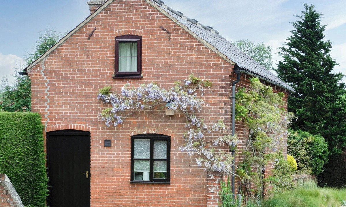 Wood Norton Cottage | 2 bedroom accommodation in Wood Norton