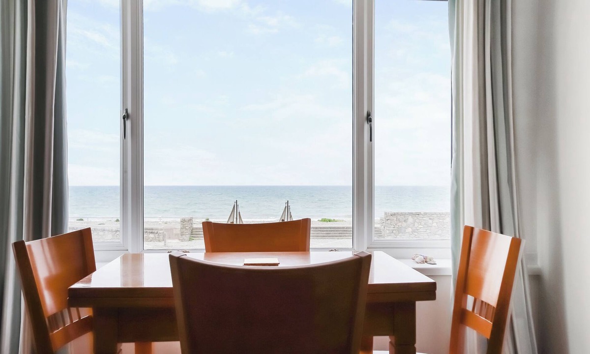 Dinas Dinlle Apartment | 2 bedroom accommodation in Caernarfon