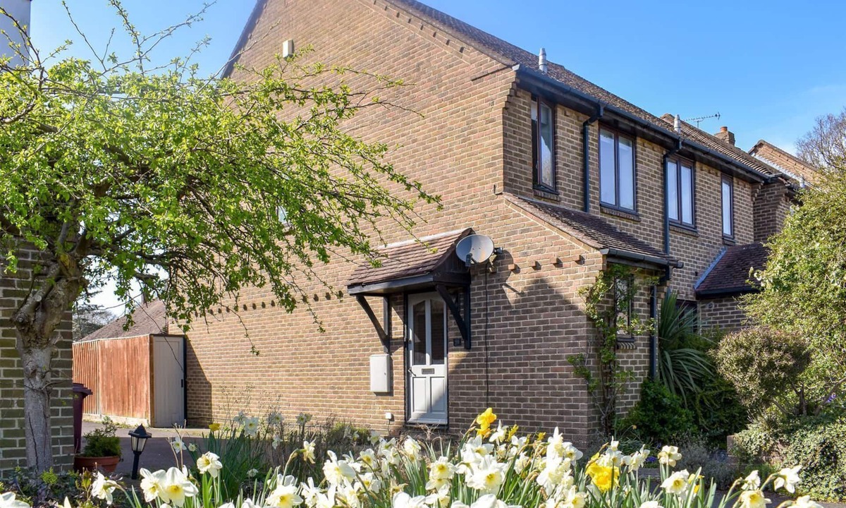 West Ashling Cottage | 2 bedroom accommodation in Hambrook, near Chichester