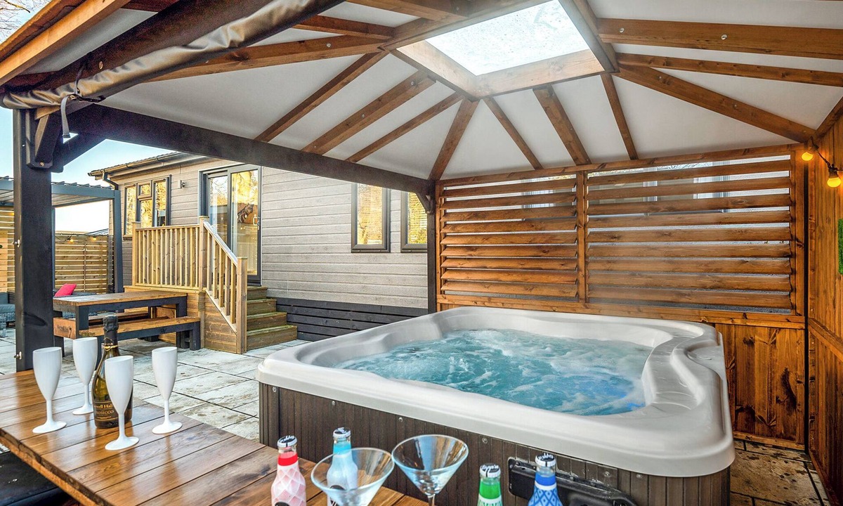 Raywell Ski Chalet | 2 bedroom accommodation in Raywell, Beverley