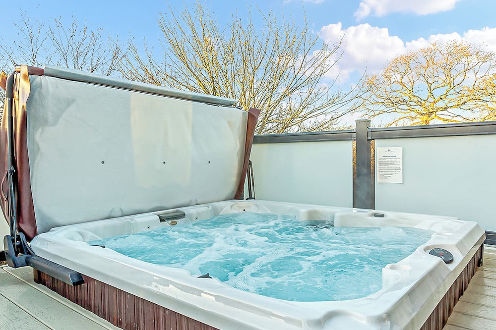 Axminster Ski Chalet | 2 bedroom accommodation in Axminster