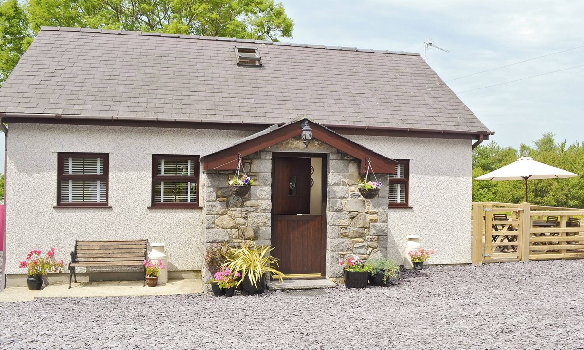 Llandwrog Cottage | 2 bedroom accommodation in Rhostryfan, Caernarfon