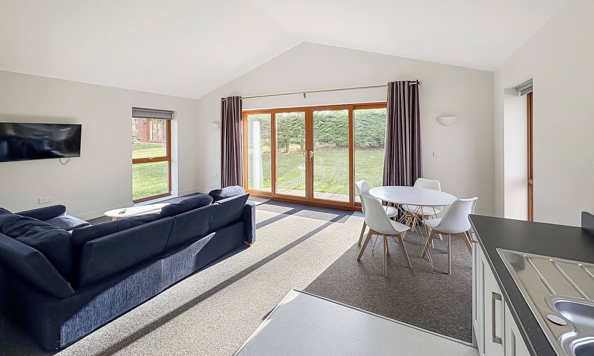 Ancaster Ski Chalet | 2 bedroom accommodation in Ancaster