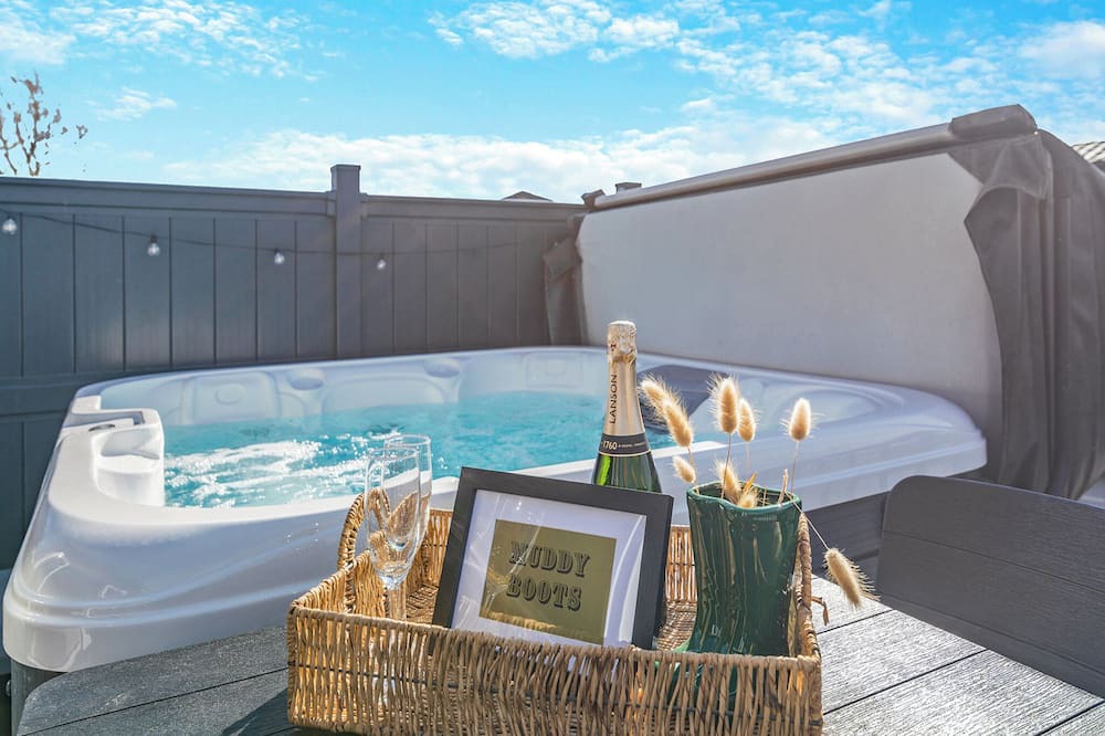 Arnold Ski Chalet | 2 bedroom accommodation in Skirlaugh, Nr Hull