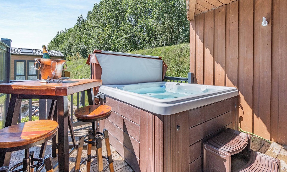 Arnold Ski Chalet | 2 bedroom accommodation in Skirlaugh, Nr Hull