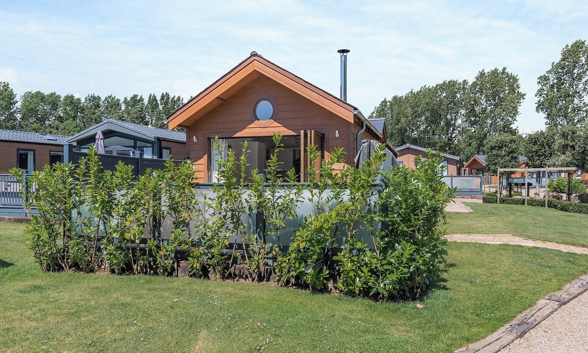 Arnold Cabin | 2 bedroom accommodation in Skirlaugh, Nr Hull