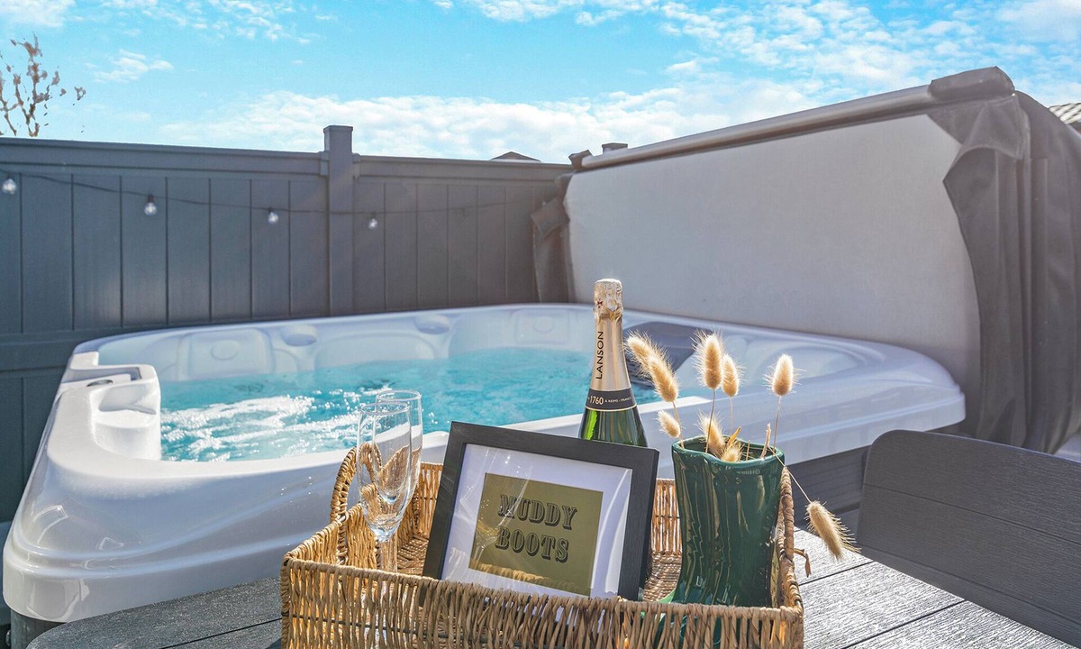 Arnold Ski Chalet | 2 bedroom accommodation in Skirlaugh, Nr Hull