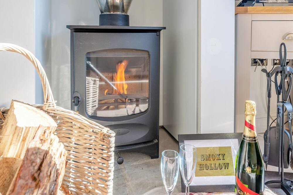 Arnold Ski Chalet | 2 bedroom accommodation in Skirlaugh, Nr Hull