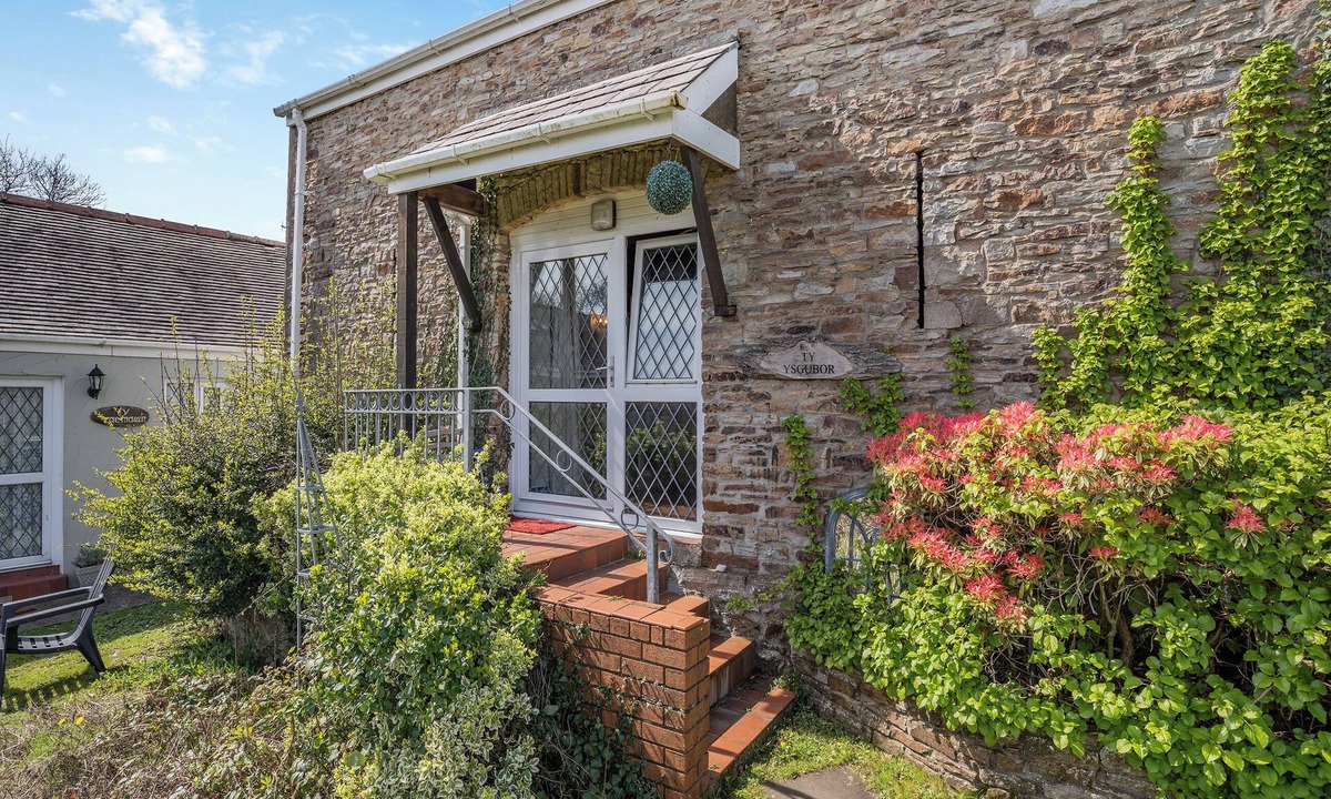 Gowerton Cottage | 2 bedroom accommodation in Gowerton, Gower
