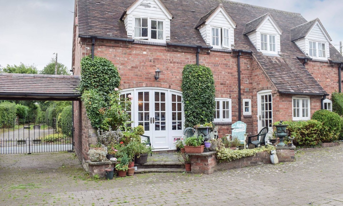 Muxton Cottage | 2 bedroom accommodation in Telford