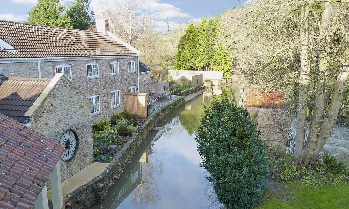 Frome Cottage | 2 bedroom accommodation in Spring Gardens, Frome