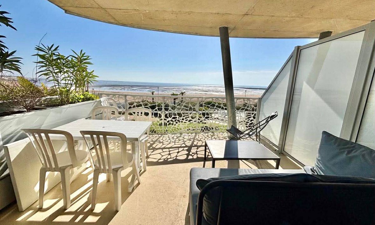 La Tranche-sur-Mer Apartment | 2-bedroom apartment, balcony, heated pool, beach access, pets allowed, parking