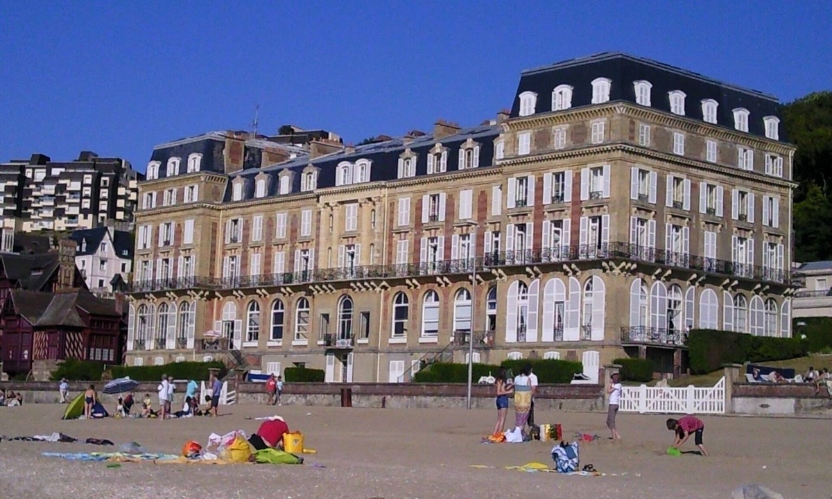 Trouville-sur-Mer Apartment | 2 bedroom apartment on the beach in a mythical landmark building