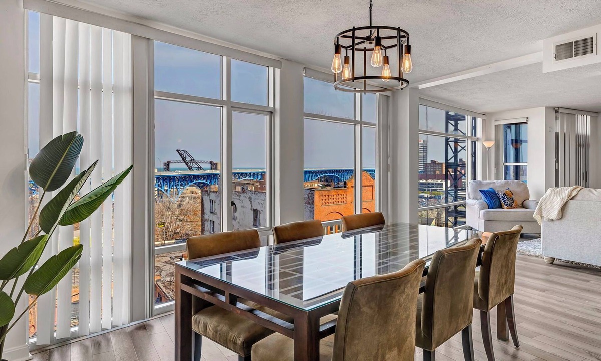 Ohio City Apartment | 2-bedroom apartment in brilliant Cleveland with WiFi, AC, fitness room