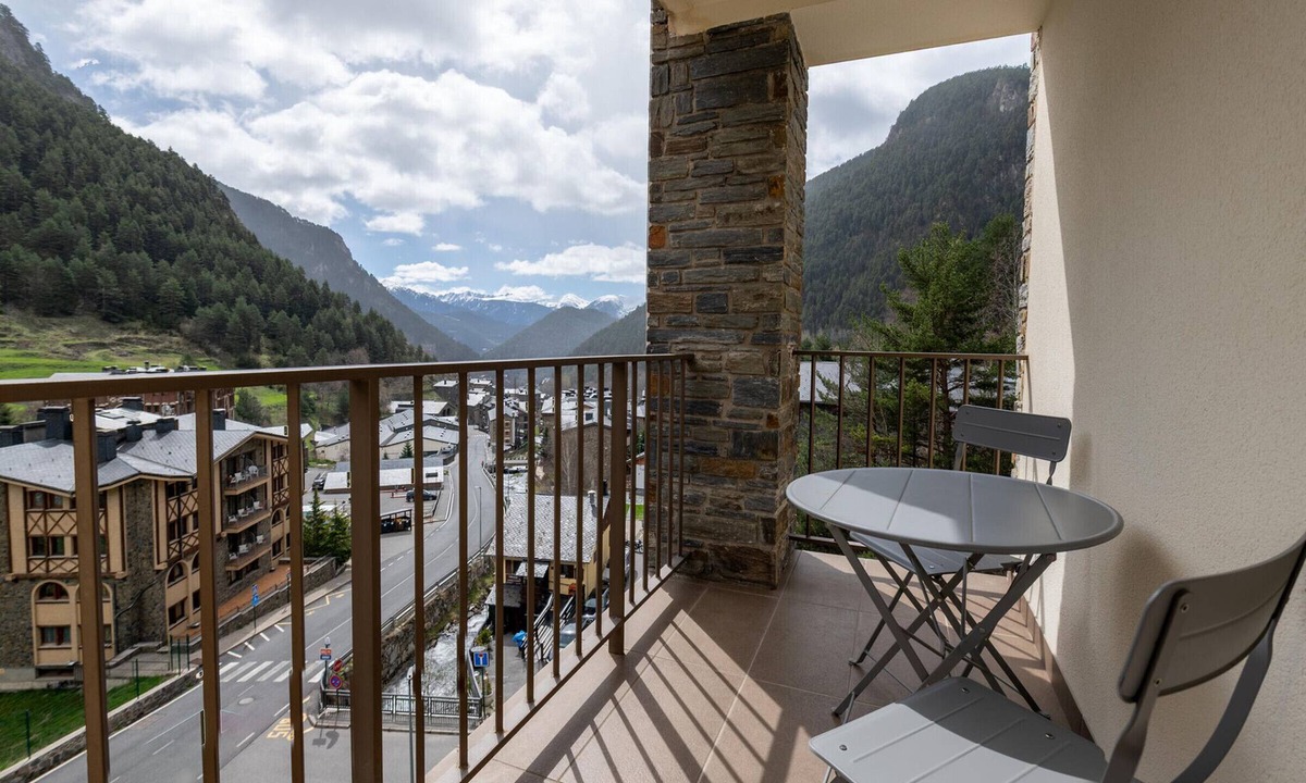 Arinsal Apartment | 2-bedroom apartment in Arinsal with parking, 4 guests.