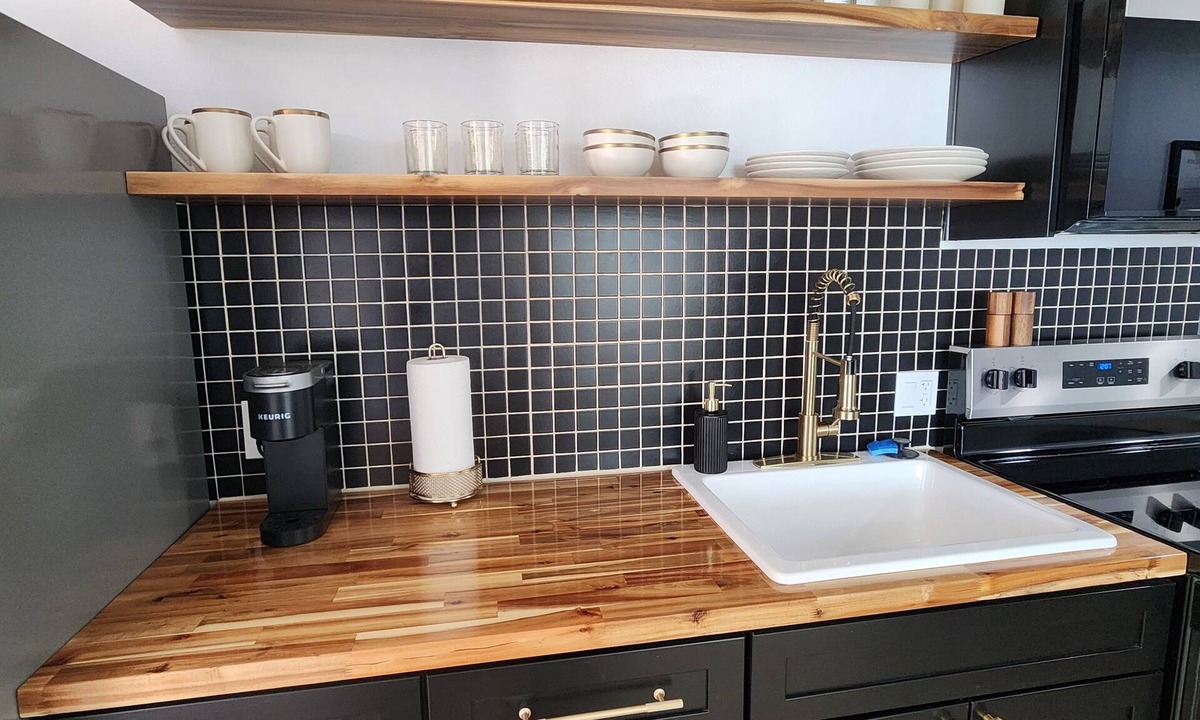 Duncan Apartment | 2-bedroom apartment in peaceful Duncan/York with cool AC breeze