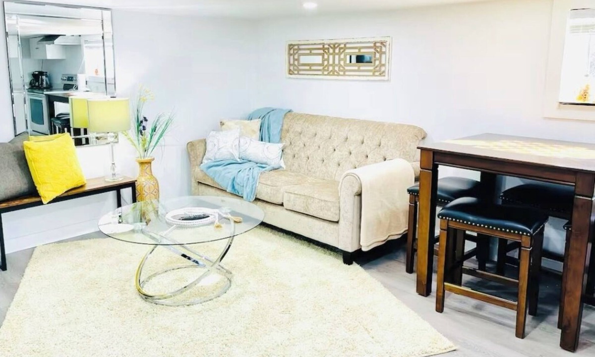 Walkerville Apartment | 2-bedroom apartment with fast Wi-Fi, private laundry & entrance; free parking