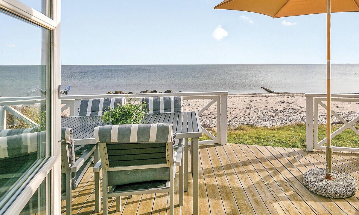 Tørresø House | 2 bedroom beach front home in Otterup