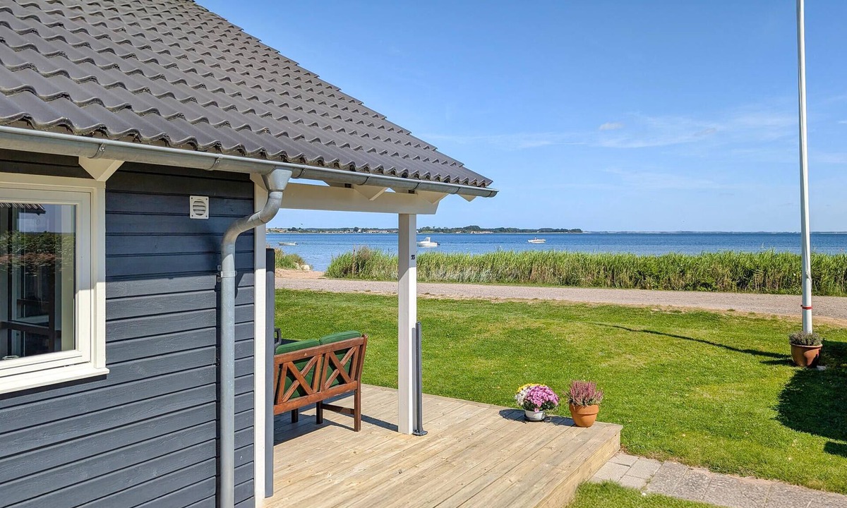 Grønninghoved Strand House | 2 bedroom beach front home in Sjølund