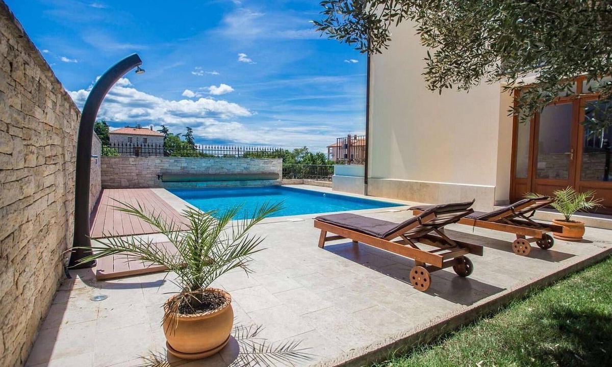 Dajla House | 2 bedroom beach front home in Novigrad